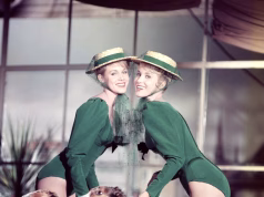 Dëshira e fundit e motrave binjake Kessler: të pushojnë në një urnë të vetme me nënën dhe qenin Yello