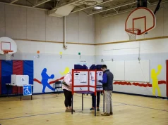 Demokratët fitojnë bindshëm në garat kryesore, votuesit i dërgojnë një mesazh të qartë Trump-it