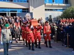 Trupi i ish-kryeministrit Fatos Nano përcillet për në banesën e fundit! Mijëra në shesh, liderët e politikës vendosin karafila të bardhë mbi arkemort.