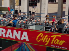 Rama: Autobus turistik për vizitorët duke treguar historinë e kryeqytetit