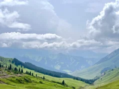 300 milionë turistë në Xinjiang, rajoni i largët i Kinës me ujgurë. Si po nxit turizmin masiv Pekini, në tokën e kampeve të riedukimit