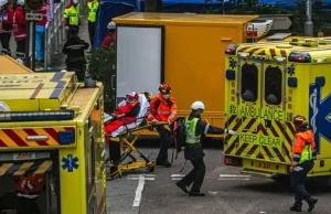 Hong Kong, tragjedi e pafund: të paktën 65 viktima, qindra të zhdukur – tre drejtues kompanish arrestohen