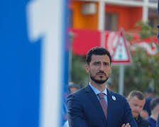 Bëri teatër gjatë fushatës me klipet e partisë, ish-drejtuesi i departamentit “Brain Gain” në PD, Andi Mustafaj: Opozita po flet me gjuhën e regjimit