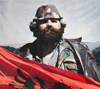 Adem Jashari do të ishte sot 70 vjeç – Homazhe në Prekaz dhe mesazhi i veteranëve të UÇK-së në Ditën e Flamurit