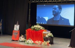 Tetova shpall ditë zie dhe përcjell Shpat Kasapin në banesën e fundit – Kosova, Shqipëria e Maqedonia bashkohen për t’i dhënë lamtumirën artistit