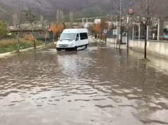 Reshjet e dendura përmbysin Bulqizën, bllokohet rruga pranë terminalit të qytetit