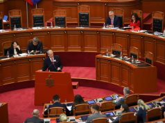 Nxehen gjakrat në kuvend. Berisha Gogut: E ngatërron fjalën binar me bipolar! Për këtë pyet kryetarin tënd. Ministri: Kodin e familjes nuk e prek njeri.