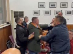 Plas në Këshillin Bashkiak të Pogradecit! Sherr i dhunshëm, këshilltari përleshet me qytetarin në sallë