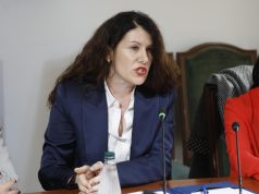 Drejtuesja e SHISH kërkon raportim me dyer të mbyllura, opozita kundër/ Noka: “Zonja tallet, është e papranueshme”