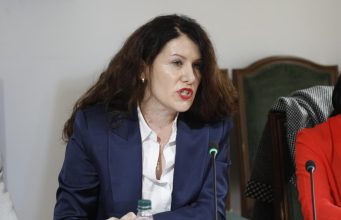Vlora Hyseni vetëdorëzohet në Kosovë/ Mbërrin në Shqipëri, nis zbatimin e masës së GJKKO arrest shtëpiak