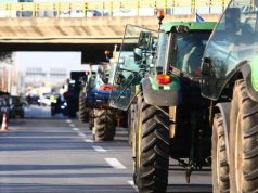 Greqia e ‘paralizuar’, fermerët vijojnë të bllokojnë rrugët kombëtare! Aksi Kakavijë-Janinë, i pakalueshëm nga ora 18:00-21:00