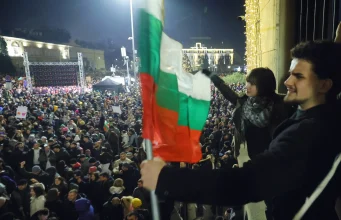Qeveria e Bullgarisë rrëzohet nga protesta masive: Kryeministri Zhelyazkov jep dorëheqjen para mocionit të mosbesimit