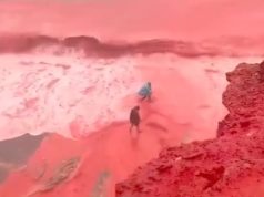 Nuk është AI por as fundi i botës! Shiu i dendur në Iran, skuq detin në Ishullin Hormuz (VIDEO)