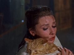 Audrey Hepburn dhe skena që e urrente më shumë në film: historia pas maces në “Breakfast at Tiffany’s”