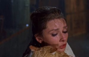 Audrey Hepburn dhe skena që e urrente më shumë në film: historia pas maces në “Breakfast at Tiffany’s”