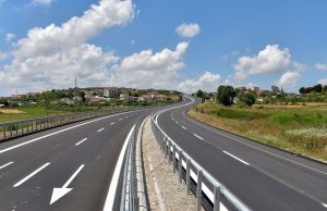 Qindra mace dhe qen shtypen çdo vit në rrugët nacionale, mungojnë rrjetat mbrojtëse dhe masat parandaluese