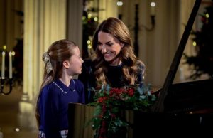 Video/ Paraqitje surprizë e Princeshës së Uellsit: Luajti piano me Princeshën Charlotte në shërbesën e Krishtlindjes
