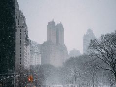 Stuhia dimërore në SHBA: Reshje të dendura bore në verilindje, mijëra fluturime të anuluara dhe me vonesa