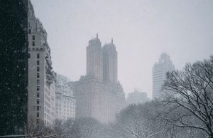 Stuhia dimërore në SHBA: Reshje të dendura bore në verilindje, mijëra fluturime të anuluara dhe me vonesa
