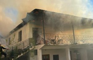 Zjarr i fuqishëm në Gramsh, digjet biznesi në Kukur, dëmet kapin shifrën rreth 100 mijë euro