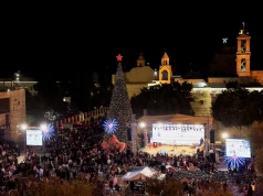 Video/ Betlehemi ndez dritat e pemës së Krishtlindjes, për herë të parë që nga lufta në Gaza