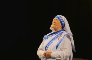 “And’rrra e Nan’ Terezës – Njerëzorja Hyjnore”. Shenjtorja shqiptare zbret në Teatrin Migjeni e interpretuar nga e madhja Justina Aliaj