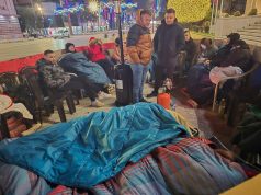 Policia i hoqi tendat. Lapaj shtron jorganët para kryeministrisë. Ja mesazhi që ka për Ramën në orët e para të ditës