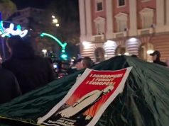 Lapaj rikthen çadrat para Kryeministrisë, përplasje me policinë (Video)