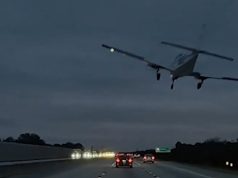 Aksident rrugor…apo ajror?! Aeroplani i vogël bie mbi makinën në një autostradë në Florida (Video)
