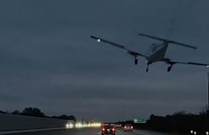 Aksident rrugor…apo ajror?! Aeroplani i vogël bie mbi makinën në një autostradë në Florida (Video)