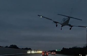 Aksident rrugor…apo ajror?! Aeroplani i vogël bie mbi makinën në një autostradë në Florida (Video)