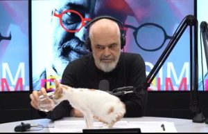 Macja zbut Ramën/ Kryeministri siç nuk e kemi parë kurrë. I jep ujë Milës në studion e podcast-it “Flasim” (VIDEO)