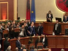 PS kërkon përjashtimin e 29 deputetëve të PD, shtyhet mbledhja e Sekretariatit të Etikës pas kaosit në Kuvend