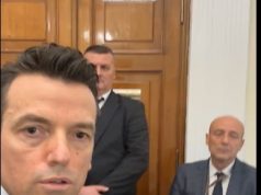 Video/ Shehaj kërkon të marrë pjesë në mbledhjen e Këshillit të Mandateve, i bie derës dhe flet për pazar PS-PD. Jashtë protestojnë mbështetësit e tij
