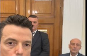 Video/ Shehaj kërkon të marrë pjesë në mbledhjen e Këshillit të Mandateve, i bie derës dhe flet për pazar PS-PD. Jashtë protestojnë mbështetësit e tij