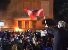 Protestuesit “bombardojnë” kryeministrinë me molotov (Video)
