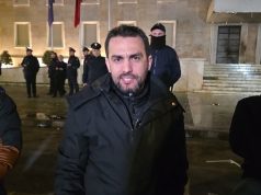Video/ Protesta nuk bie përtokë. E le Berisha, rikthehet Lapaj me karrige në dorë