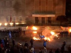 Çaste të rrezikshme. Protestuesi merr flakë dhe largohet me vrap