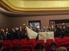“Poshtë qeveria!”- Tre ditë pa ujë, qytetarët protestojnë në Teatrin ‘Petro Marko’! Prishin shfaqjen e Bashkisë së Vlorës