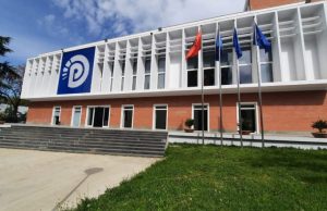 PD dënon grisjen e flamurit izraelit: Akt kriminal antisemit, autori të ndëshkohet