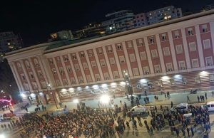 Balla ironizon protestën e PD-së dhe Zenin…