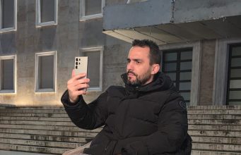 “Stand up-protesta” e Adriatik Lapaj: Ulur në karrige para Kryeministrisë nis i vetëm qëndresën kundër Ramës: “Do të jem këtu, ditë e natë pa ndalim!”