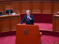 Berisha shpërthen në Kuvend: “Po shkelmoni vendimin e Komisionit të Ligjeve për të grabitur Avokatin e Popullit! Lepuri i Surrelit nuk merr asnjë firmë”