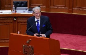 Berisha shpërthen në Kuvend: “Pirro Vengu nuk shkel në dy shtete të NATO-s! Gjiknuri desh vrau veten kur mamasë i humbën 8 milionë euro”