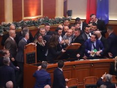 Berisha pas kaosit në Kuvend: Rama vendosi të mbajë Lindën dhe të lëshojë Belindën