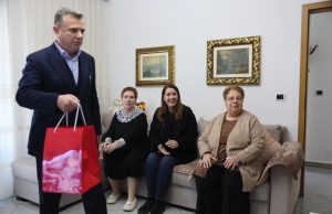 Balla dhe Manastirliu vizitë në familjen Shkurti në Tiranë: Gjyshe Naxhija dhe gjysh Hatipi sapo kanë marrë bonusin e fundvitit, një mbështetje e merituar për mbi 700 mijë pensionistë në të gjithë vendin
