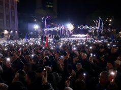 Protesta masive e PD/ Berisha: Na hoqën dritat, s’lexoj dot fjalimin por po flas nga zemra. Kombi është në momentin e tij më kritik!