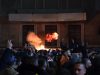 Policia shoqëron 10 persona në komisariat. Hodhën molotov drejt kryeministrisë