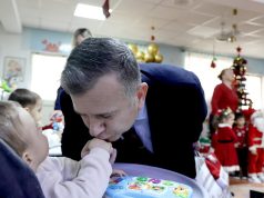 Video/ Balla dhe ministrja Evis Sala mes fëmijëve. Festojnë Krishtlindjen me të vegjlit pa kujdes prindëror