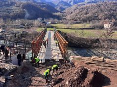 U dëmtua nga prurjet e Lumit Shkumbin, Balla publikon pamjet nga ndërtimi i urës së Xhyrës në Librazhd